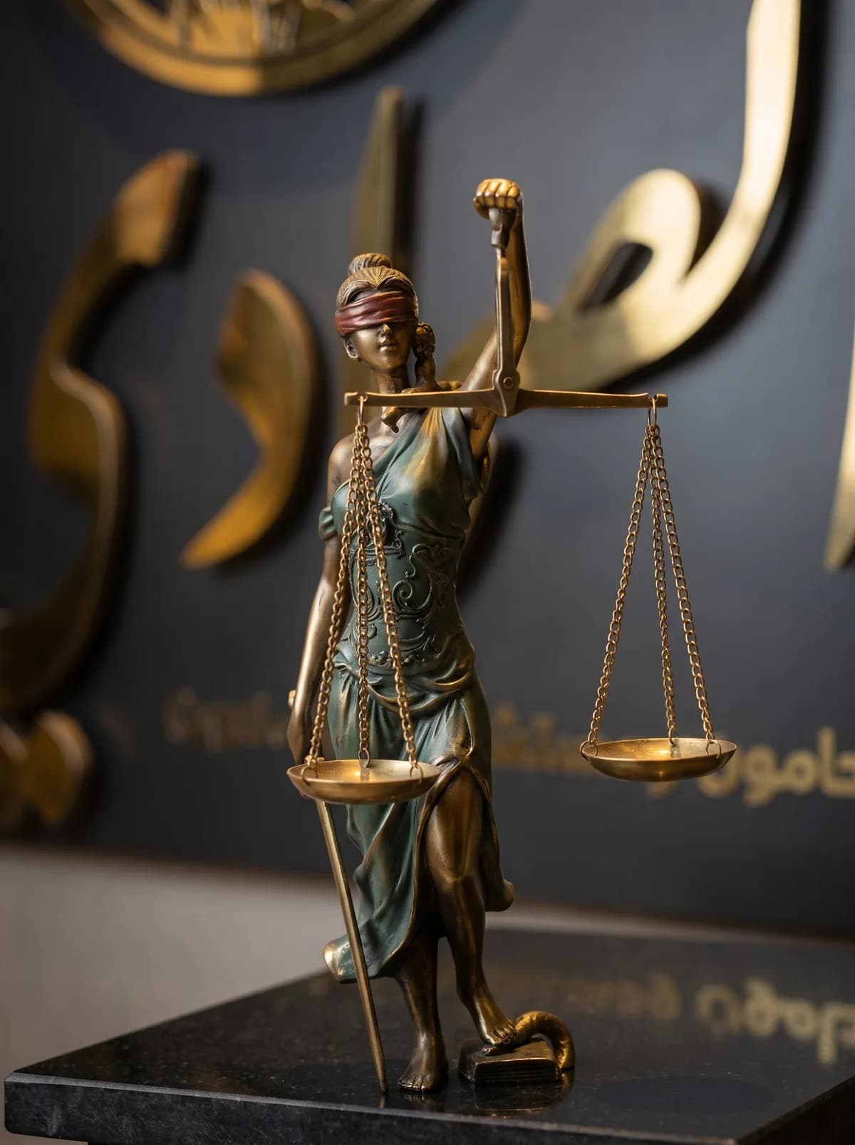تمثال العدالة في مقر المكتب